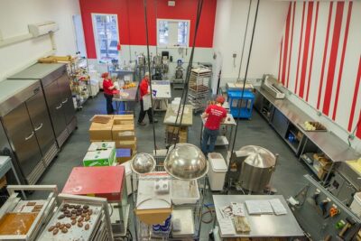 20 Minutes Chocolate & Candy Factory Tour in Jacksonville - Price and value: $8 for a guide + a customized bar