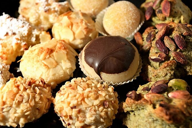 A Sweet Stroll Through Venice: Pastries, Chocolate, and Gelato - The Walk Toward Rialto Market: Street Life Plus Food-Adjacent Stops