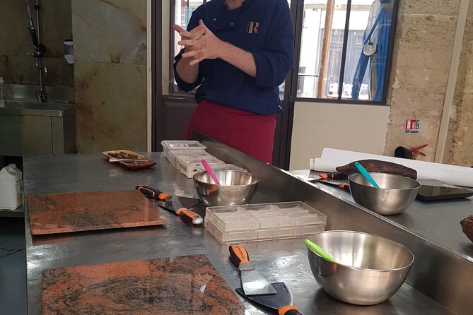 Become a Chocolate Master! Chocolate Bar Workshop in Paris - Tempering on marble: the skill behind the snap
