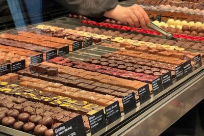 From Basel: Zurich Tour with Chocolate tasting and Lake Cruise - Zurich Old Town walk: Grossmünster, Fraumünster, Bahnhofstrasse