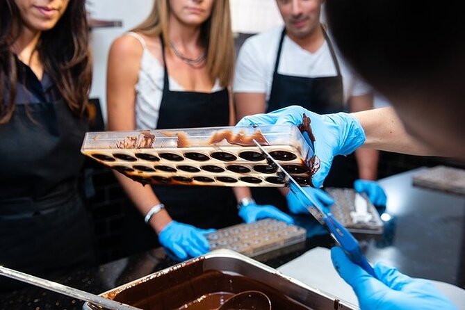 Molded Bonbons Chocolate making class in Paris (collective) - Edwart Chocolatier on Rue de Rivoli: meeting point made easy