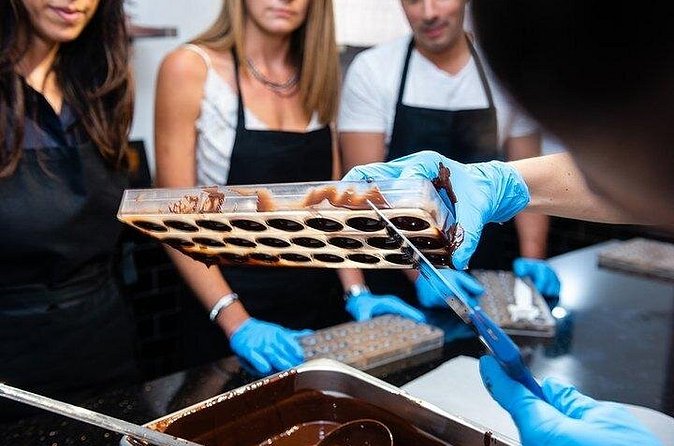 Molded Bonbons Chocolate making class in Paris (collective) - Group size and the small-room feeling
