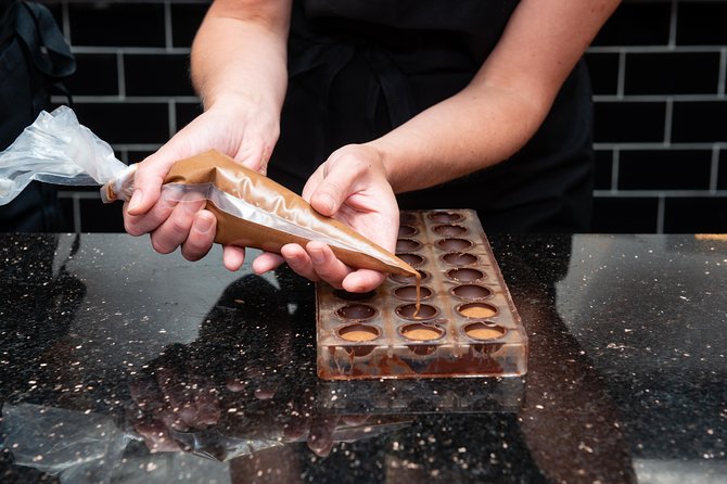 Molded Bonbons Chocolate making class in Paris (collective) - What you make in 90 minutes: sparkling demi-sphère bonbons