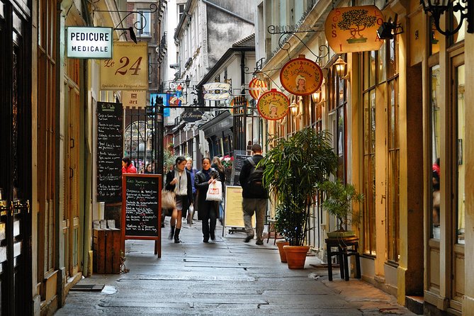 Saint-Germain The Original Chocolate Tasting Tour with Pastries and Macaron - Inside the Saint-Germain shops: the advantage of a small crew