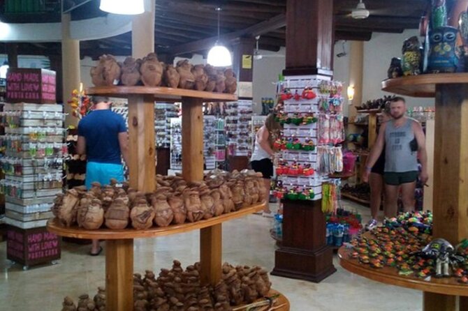 Shopping Tour In Don Lucas Cigar Factory, Rum tasting, Cocoa factory, Souvenirs - Stop 1: Don Lucas cigars—tobacco history, coffee, and crafts in one route