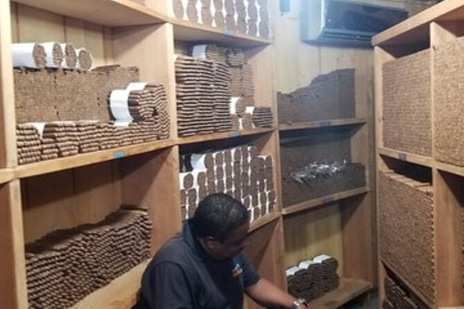 Shopping Tour In Don Lucas Cigar Factory, Rum tasting, Cocoa factory, Souvenirs - Cocoa factory and chocolate sampling: what to taste before you buy