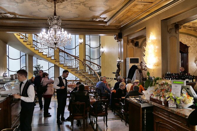 Turin Sweet & Chocolate Walking Food Tour by Do Eat Better - Stop 4 at Piazza Castello: choose your iconic chocolate (Cremino or gianduiotto)