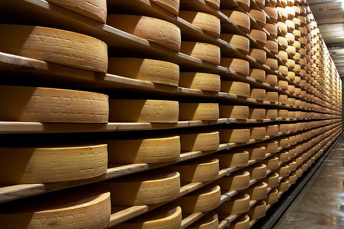 Winter Gruyères, chocolate & cheese tour from Lausanne - Chocolate in Broc and cheese in Gruyères: how this day trip really works