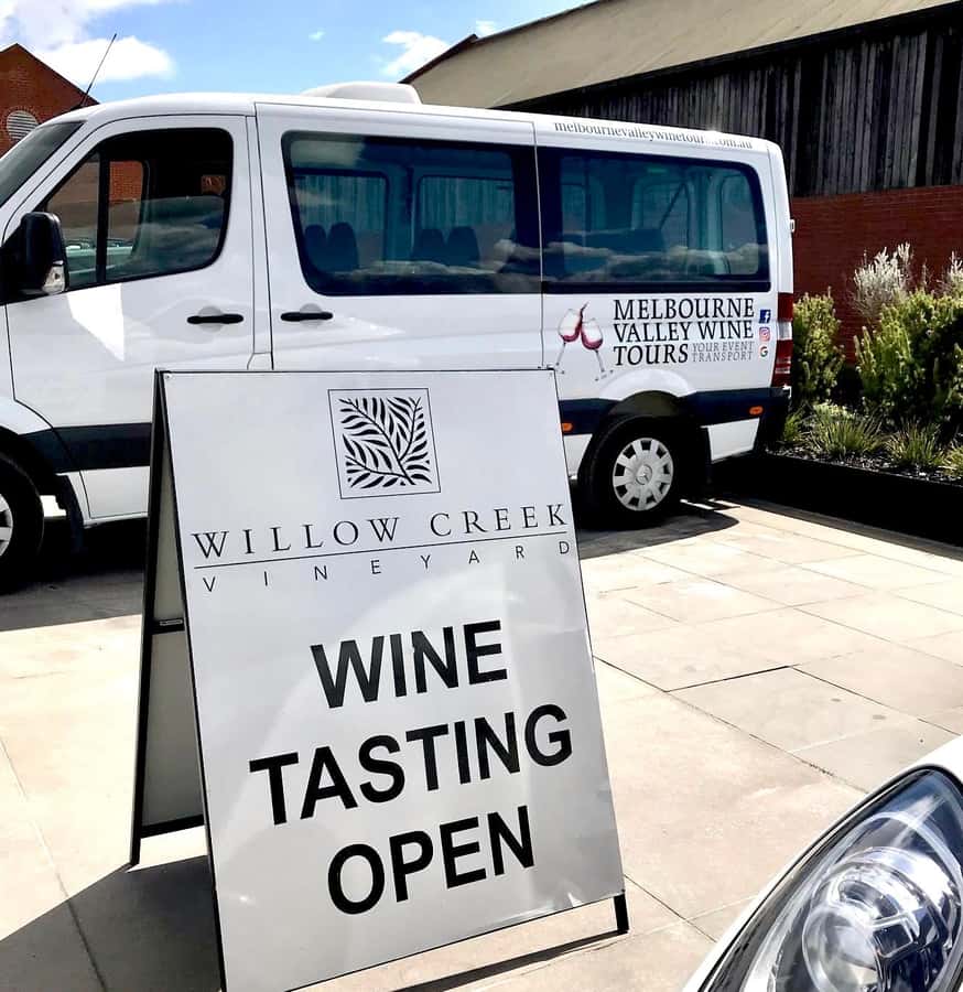 Yarra Valley: Wine and Chocolate tasting tour. - The 1-hour Yarra Valley drive: scenery plus momentum