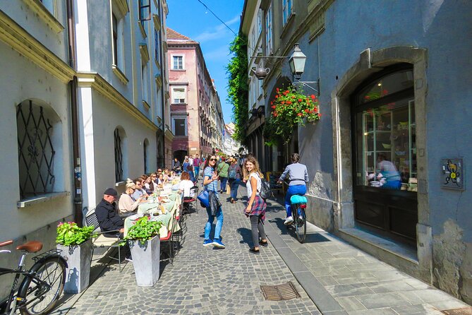 Zagreb: Lake Bled & Ljubljana Day Tour with Chocolate Gift - Festive Slovenia, run like a tight little road trip