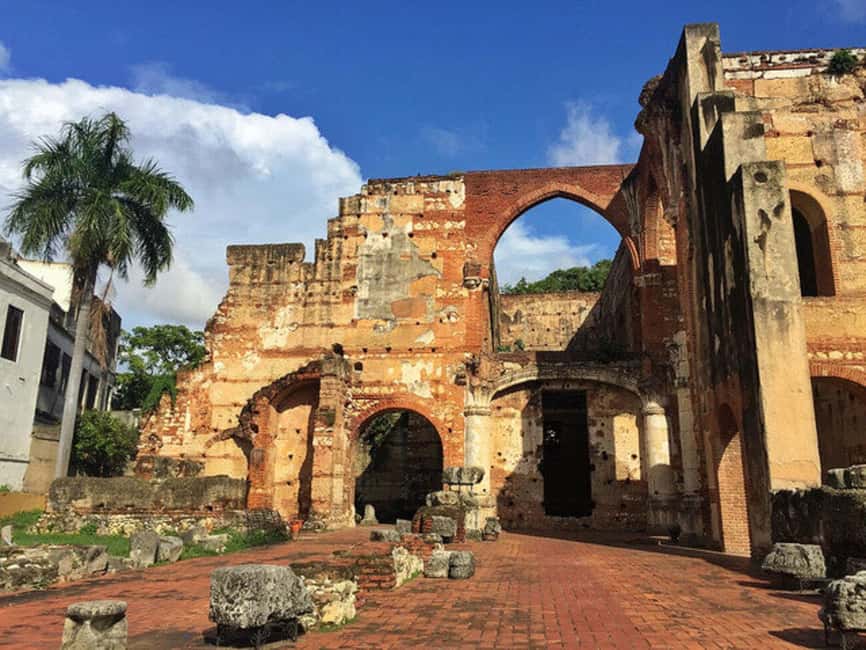 Zona Colonial: Recorrido Histórico con Chocolate y Mamajuana - Starting at the Chapel and getting oriented fast in the Colonial Zone