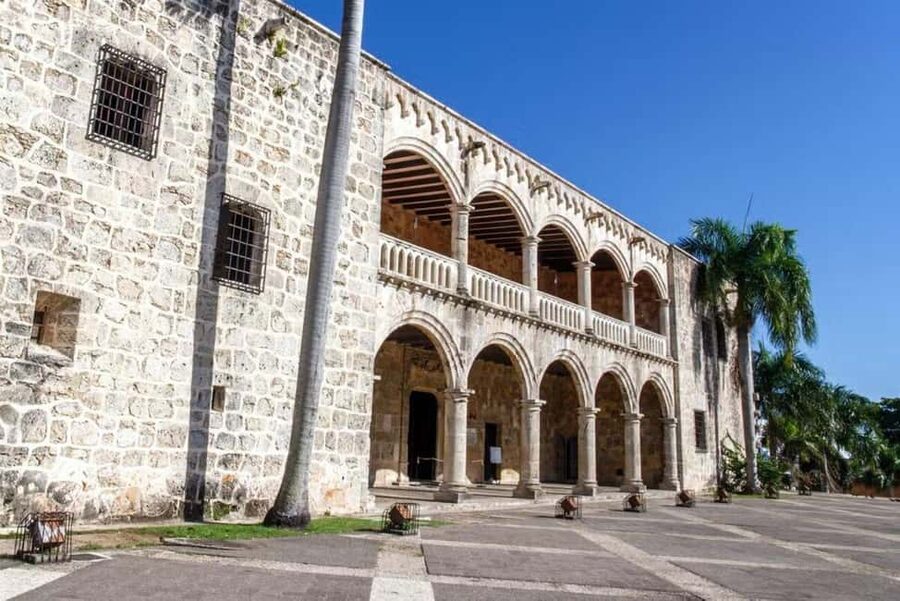 Zona Colonial: Recorrido Histórico con Chocolate y Mamajuana - Juan Pablo Duarte Wax Museum and Nicolás de Bari Hospital: history beyond monuments