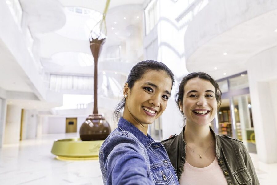 Zurich: City Tour, Cruise, and Lindt Home of Chocolate Visit - Zurich by bus and boat: the smart intro in one day