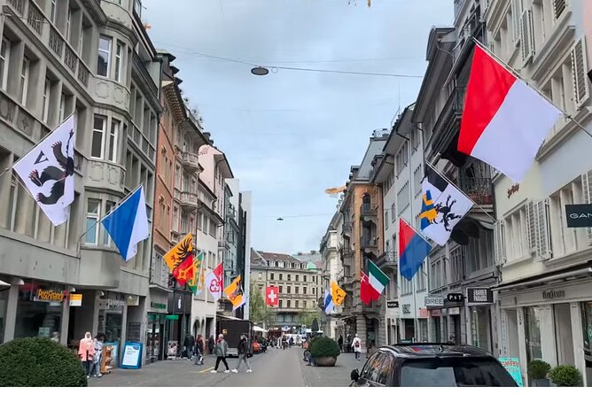 Zurich tour with Lake Zurich Cruise & Lindt Chocolate Experience - Old Town churches: Grossmünster, Fraumünster, Wasserkirche, and St. Peter’s